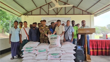 বান্দরবানে দুস্থ ও অসহায়দের পাশে সেনাবাহিনী