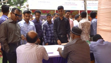 প্রথমবারের মতো চাকরি মেলায় উপচে পড়া ভীড়