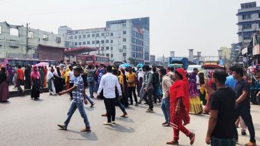 টঙ্গীতে বকেয়া বেতনের দাবিতে শ্রমিকদের মহাসড়ক অবরোধ