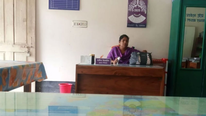 শেখ মুজিবের ছবি সরালেন সেই প্রধান শিক্ষিকা