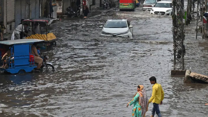 পাকিস্তানে বন্যা ও ভূমিধসে ৩৪৪ জনের মৃত্যু