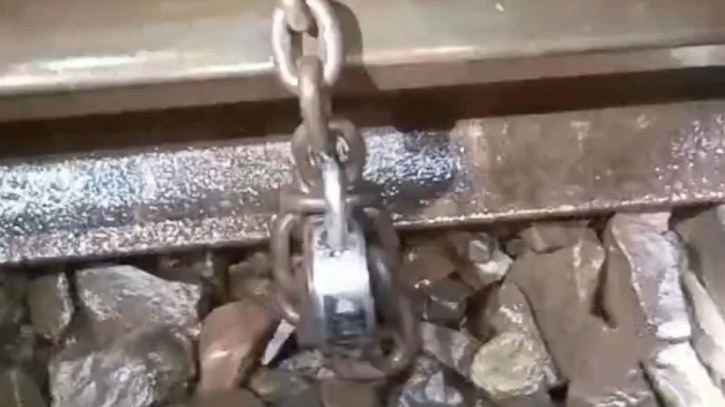 নাটোরে রেললাইনে শেকল, যা বলছে পুলিশ