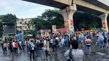 টানা অবরোধে অচল শাহবাগ, চরম ভোগান্তিতে জনসাধারণ