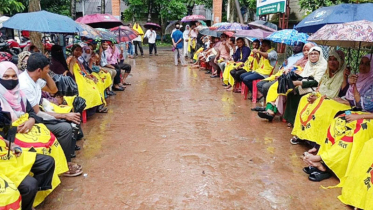 পিরোজপুরে বৃষ্টি উপেক্ষা করে স্বাস্থ্য সহকারীদের অবস্থান কর্মসূচি