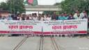 স্থায়ী ক্যাম্পাস দাবিতে উল্লাপাড়ায় রেল অবরোধ