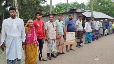 নড়াইলে বৃদ্ধার জমি লিখে নিয়ে তাড়িয়ে দেওয়ার প্রতিবাদে মানববন্ধন