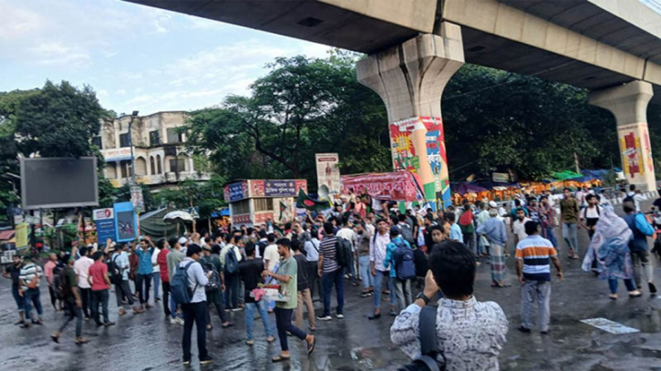 টানা অবরোধে অচল শাহবাগ, চরম ভোগান্তিতে জনসাধারণ
