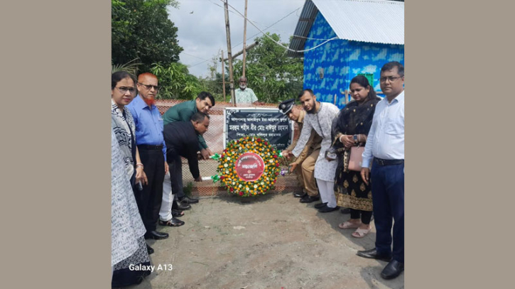মাদারীপুরে জুলাই আন্দোলনে শহীদদের বাড়িতে প্রশাসনের কর্মকর্তারা