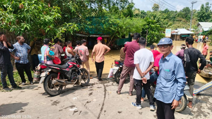 সাজেকের পথে পানি, দুদিকে আটকে গেছে তিনশ পর্যটক