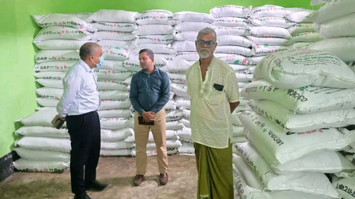 শৈলকুপায় সাবেক এমপির গুদামে মজুদ ৯৩১ বস্তা সার, জরিমানা আদায়