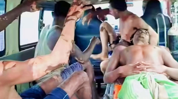নৌকায় গ্যাস সিলিন্ডার বিস্ফোরণ, ৪ জেলে দগ্ধ 