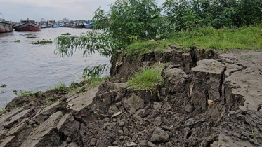 মাদারীপুরে অবৈধ বালু উত্তোলন: ভাঙনের কবলে ফসলি জমি