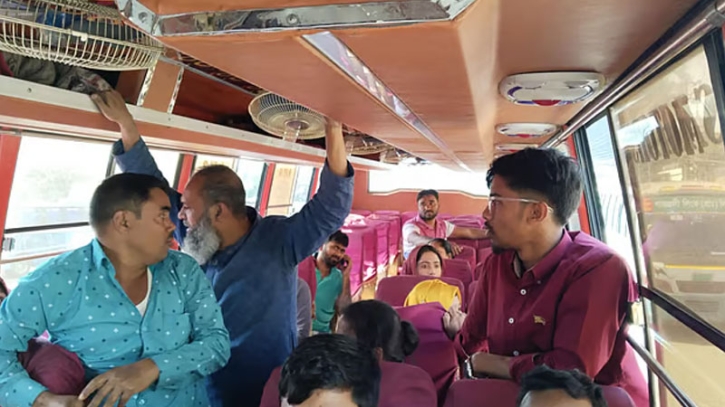 সাভারে দিনের বেলায় বাসে ছিনতাই, ছুরিকাঘাতে আহত ৩