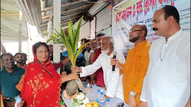 শৈলকুপায় কৃষক সমাবেশে কর্মীদের মধ্যে গাছের চারা বিতরণ