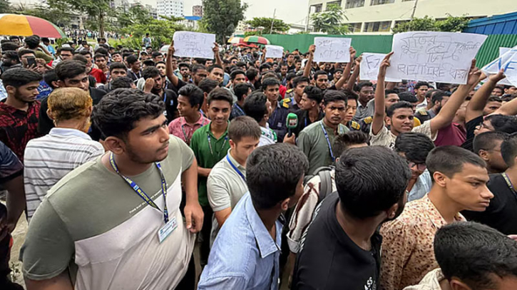 মাইলস্টোনে শিক্ষার্থীদের বিক্ষোভ, ভেতরে দুই উপদেষ্টা আলোচনায়