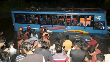 বৌভাত থেকে ফেরার পথে বাস পুকুরে, শিশুসহ নিহত ৩