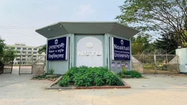 ছাত্রী হলের কক্ষে পুরুষ কর্মচারী দিয়ে তল্লাশি, বিক্ষোভ