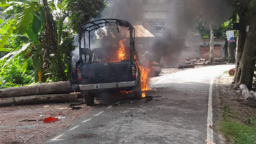 গোপালগঞ্জে পুলিশের গাড়িতে আগুন 