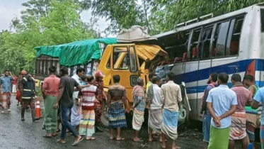 সাঁথিয়ায় বাস-ট্রাক মুখোমুখি সংঘর্ষে নিহত ৩, আহত অন্তত ১০