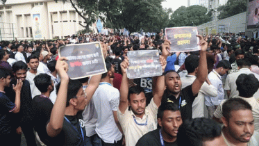 গেট ভেঙ্গে সচিবালয়ের ভিতরে শিক্ষার্থীরা