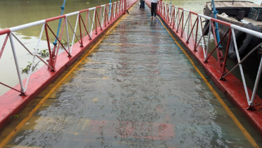 ঝুলন্ত সেতুর পাটাতনে হ্রদের পানি, দর্শনার্থী ভ্রমণে নিষেধাজ্ঞা