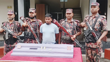 যশোরে স্বর্ণের বারসহ পাচারকারী আটক