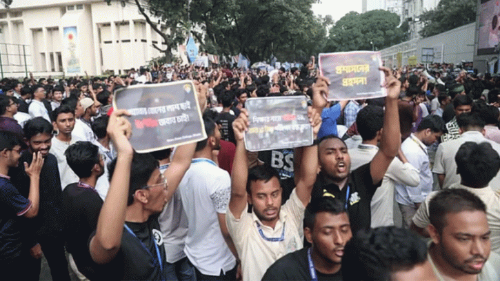 গেট ভেঙ্গে সচিবালয়ের ভিতরে শিক্ষার্থীরা