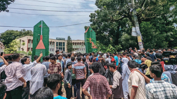 দায়ীদের পদত্যাগ দাবিতে কুমিল্লা শিক্ষা বোর্ড ঘেরাও শিক্ষার্থীদের