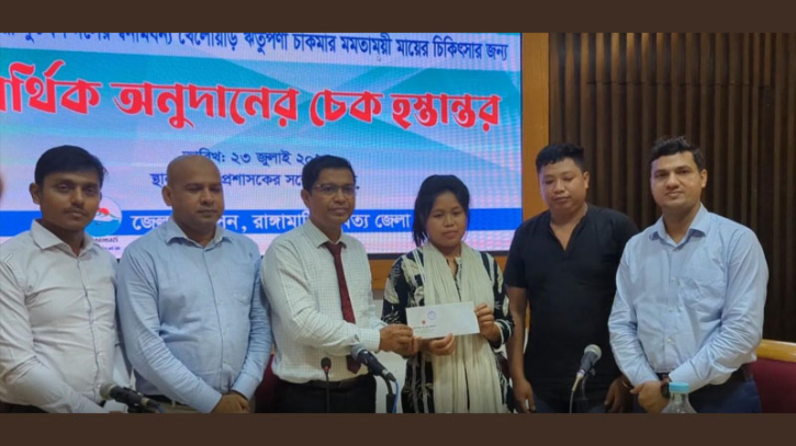 ফুটবলার ঋতুপর্ণার মায়ের চিকিৎসায় জেলা প্রশাসনের আর্থিক সহায়তা