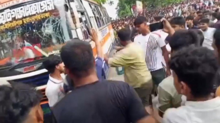 মুরাদনগরে ফুটবল মাঠে বাসের ধাক্কায় নিহত ১, আহত ৫