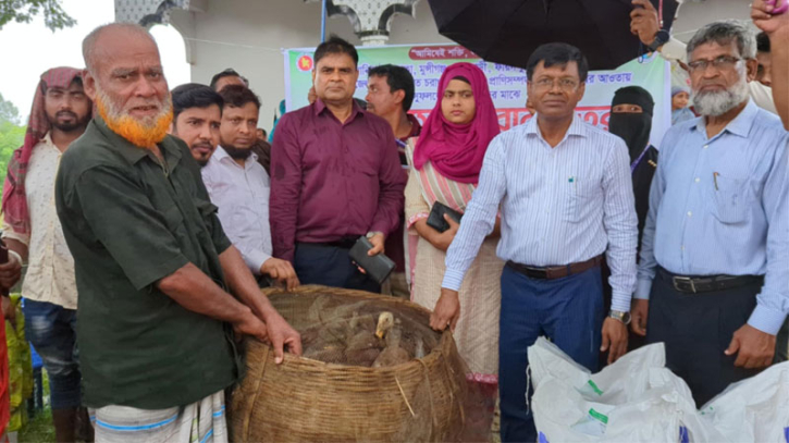 রাজবাড়ীতে খামারীদের মাঝে বিনামূল্যে হাঁস ও হাঁসের খাবার বিতরণ