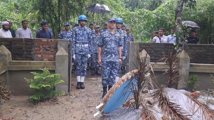 শরীয়তপুরে ছামীম ও আয়মানের কবরে বিমানবাহিনীর শ্রদ্ধা