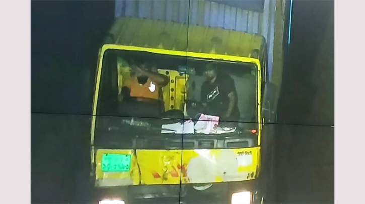 দাউদকান্দিতে কাভার্ডভ্যান থেকে ৬০ লাখ টাকার কাপড় ছিনতাই