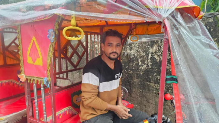 অটোরিকশায় ফেলে যাওয়া ১৫ লাখ টাকা ফিরিয়ে দিলেন অনিক