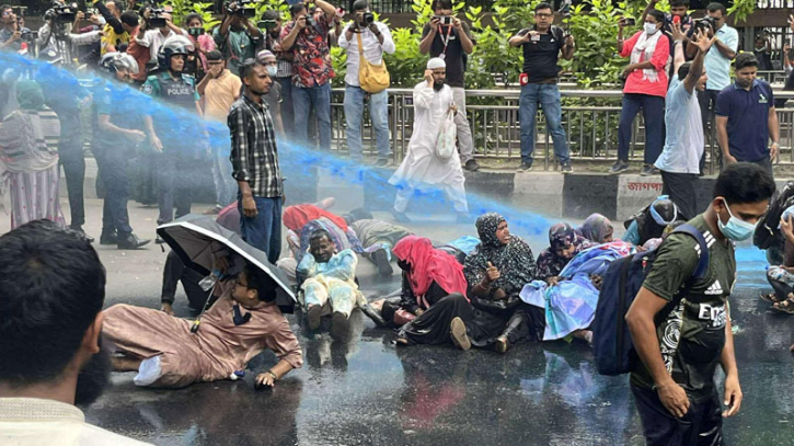 প্রেসক্লাবে আন্দোলনকারীদের ওপর জলকামান-সাউন্ড গ্রেনেড