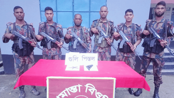 সীমান্তে পিস্তল-গুলি ফেলে সন্ত্রাসীদের ভারতে পলায়ন