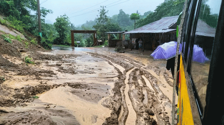 টানা বর্ষণে পাহাড়-সড়ক ধস, নিম্নাঞ্চল প্লাবিত 