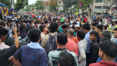 নতুন বাজারে সড়ক অবরোধ ইউআইইউ শিক্ষার্থীদের