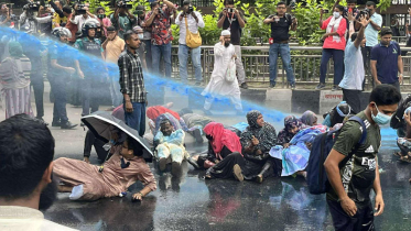 প্রেসক্লাবে আন্দোলনকারীদের ওপর জলকামান-সাউন্ড গ্রেনেড