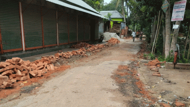 ২ নম্বর ইট দিয়ে রাস্তা সংস্কারের অভিযোগ 