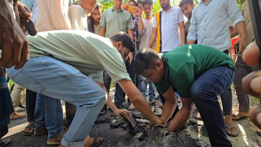 নিম্নমানের পিচ, কাজ বন্ধ করালেন এনসিপি নেতা হাসনাত আব্দুল্লাহ