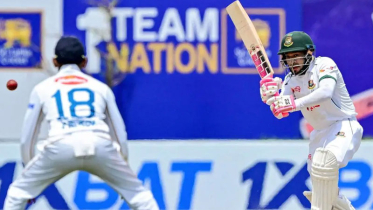 গলে টালমাটাল বাংলাদেশ, শান্ত-মুশফিকে ঘুরে দাঁড়ানোর চেষ্টা