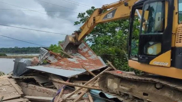 লক্ষ্মীপুর মজুচৌধুরী হাটে অবৈধ স্থাপনা উচ্ছেদে প্রশাসনের অভিযান