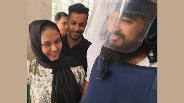 স্ত্রীর হাত ধরে আদালতে নোবেল, শুনলেন বাবা হচ্ছেন
