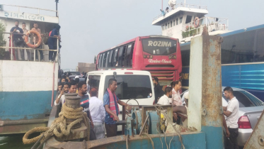 ছুটি শেষে ঢাকামুখী যাত্রীর চাপ বেড়েছে দৌলতদিয়া ঘাটে 