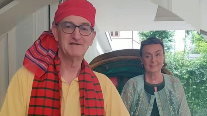 রিকশা চালিয়ে ঢাকা ছাড়লেন জার্মান রাষ্ট্রদূত