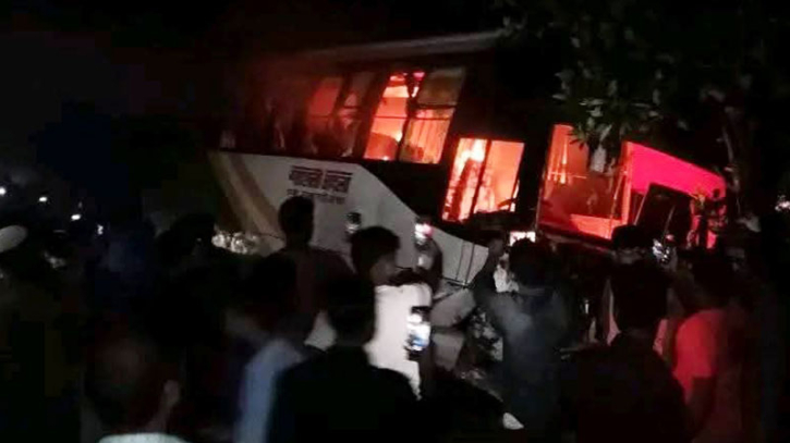 ময়মনসিংহে বাস-অটোরিকশা সংঘর্ষে নিহত ৬, বাসে আগুন