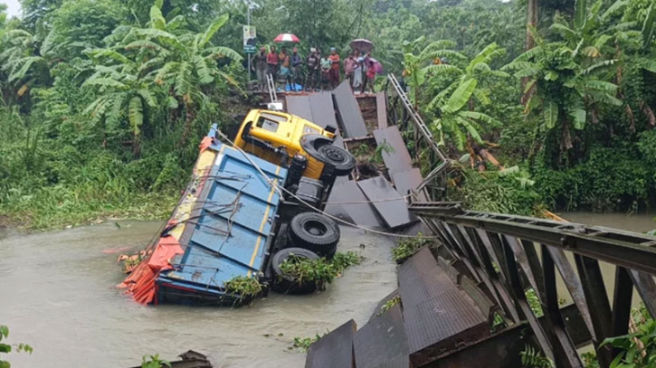 ব্রিজ ভেঙে পড়ায় দুশ্চিন্তায় ৬ গ্রামের এইচএসসি পরীক্ষার্থী