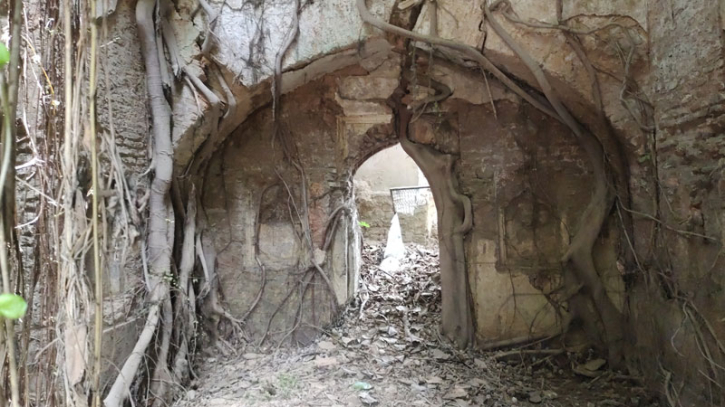 আজান হয়নি, তবুও ৩০০ বছরের ইতিহাস ধরে দাঁড়িয়ে ‘নটীর মসজিদ’