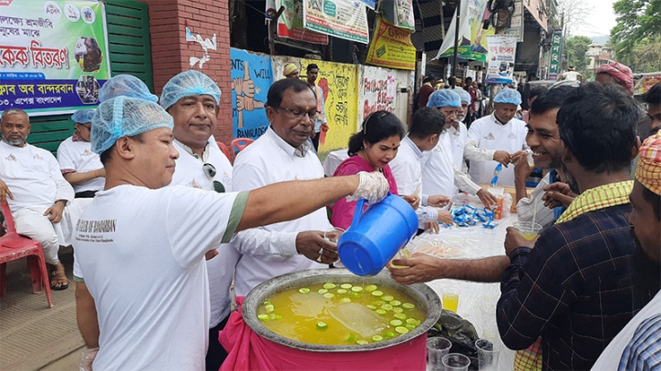 বান্দরবানে মে দিবস উপলক্ষে শরবত ও কেক বিতরণ
